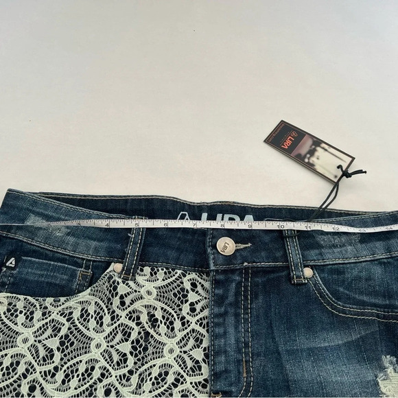 LIRA Shorts Womens Juniors 5 Denim Crochet Distressed Jeans NWT - Picture 4 of 6